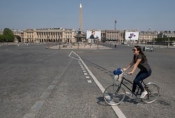 Paris'teki Concorde Meydanı'nda bisikletli bir kadın